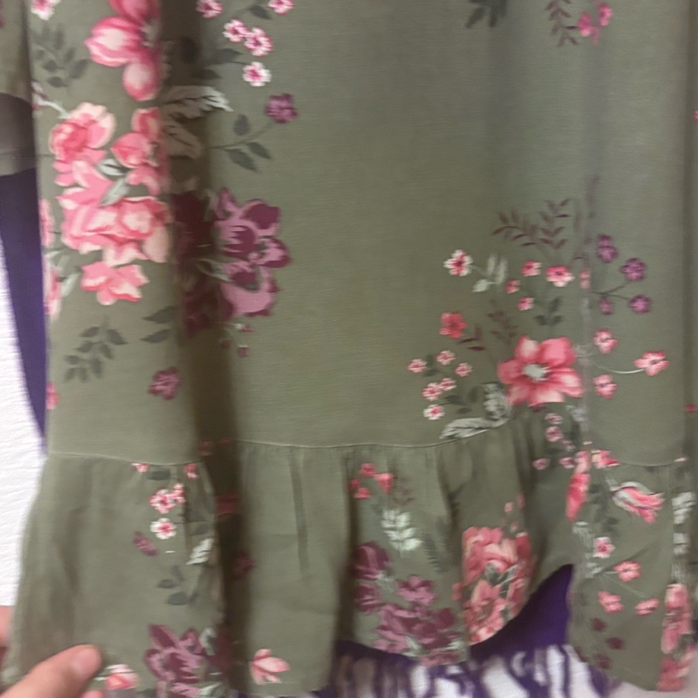 Woman’s green flower print peasant top blouse from Terra Sky - Picture 8 of 14